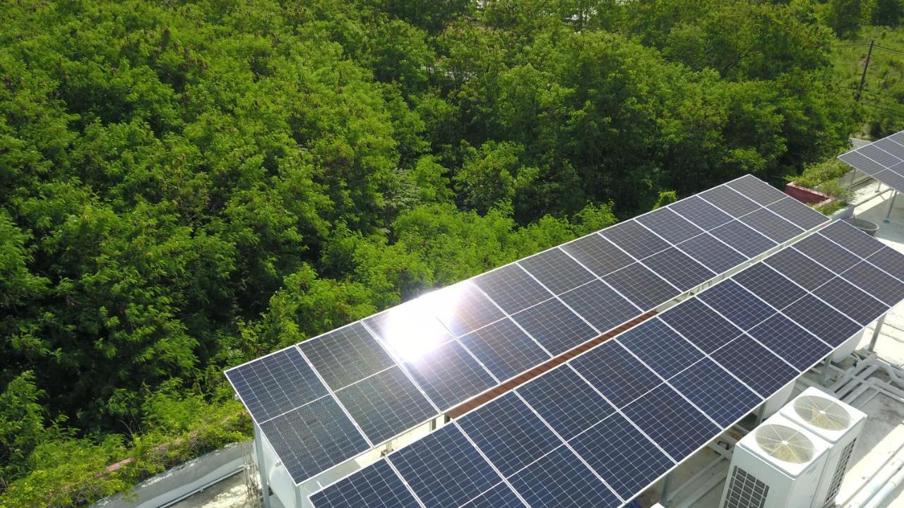 Le Resort And Villas Rawai Ngoại thất bức ảnh Solar panels on the roof of the school