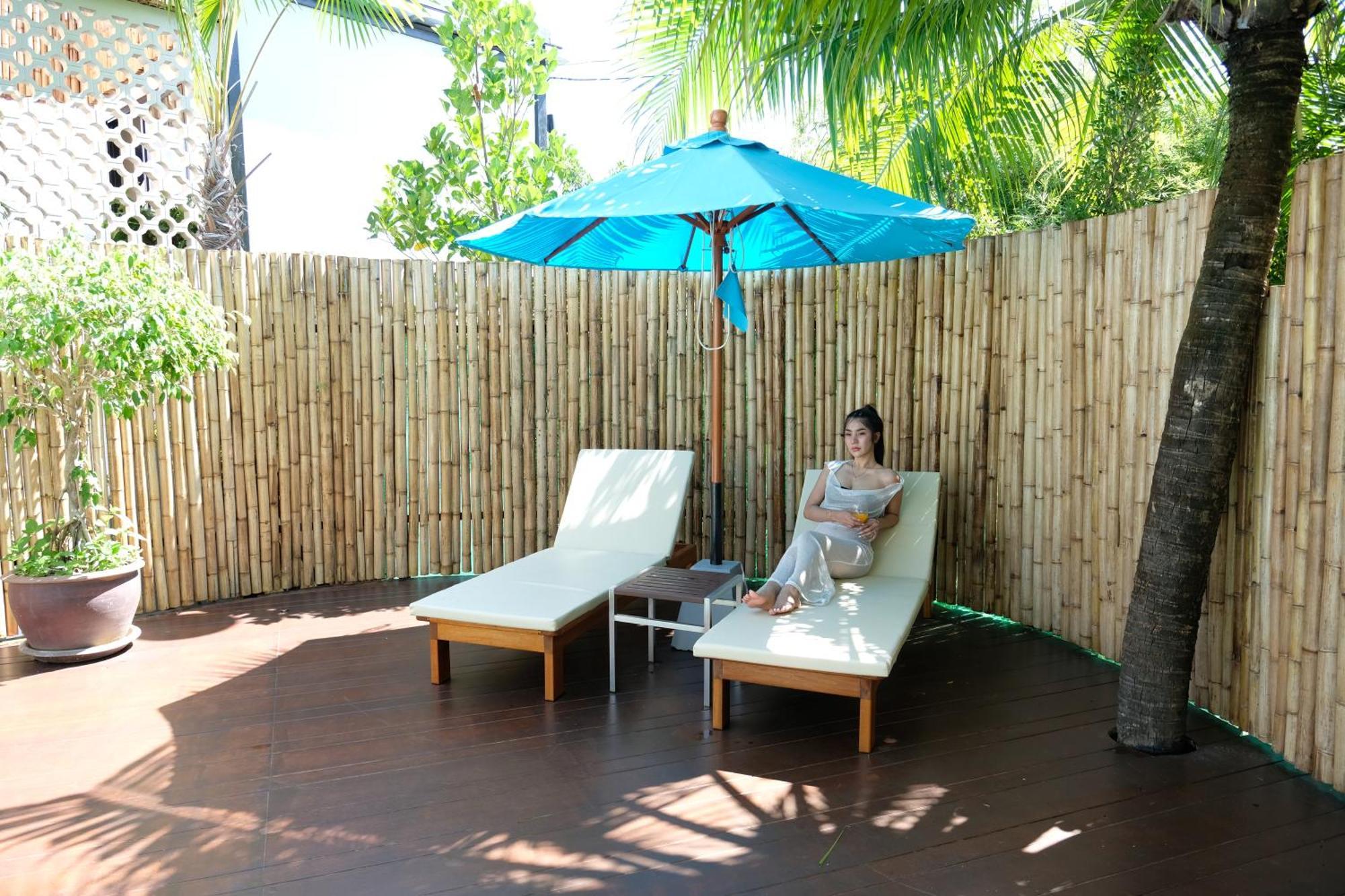 Le Resort And Villas Rawai Ngoại thất bức ảnh A bamboo fence