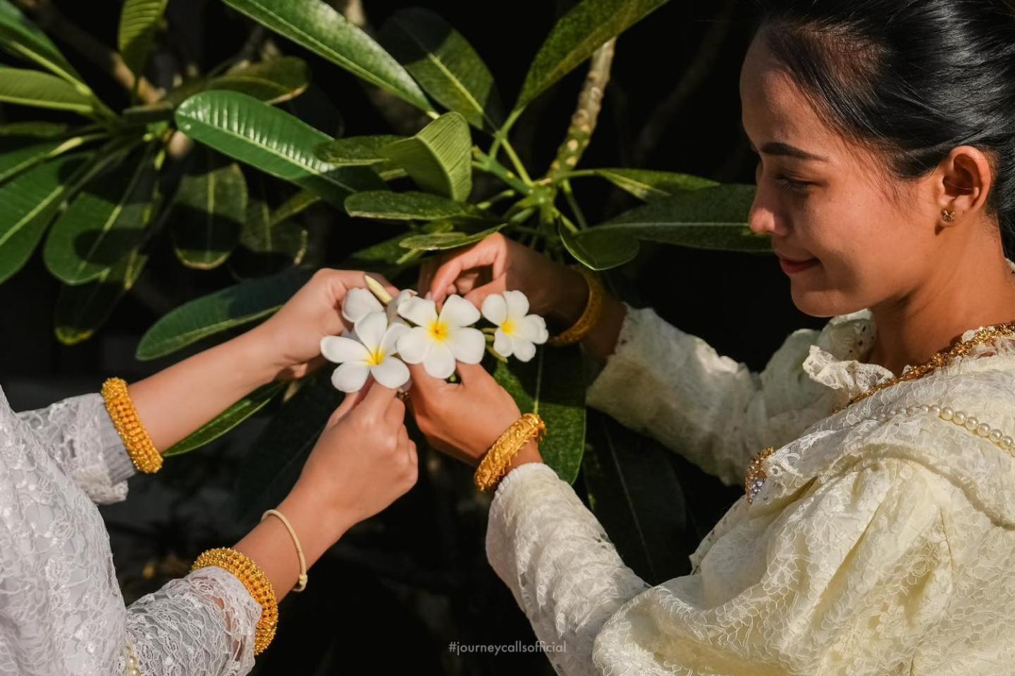 Le Resort And Villas Rawai Ngoại thất bức ảnh Thai woman wearing traditional Thai dress