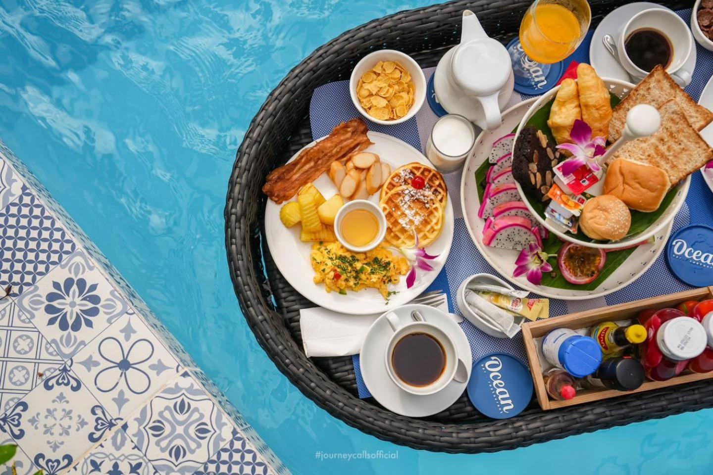 Le Resort And Villas Rawai Ngoại thất bức ảnh A floating breakfast at the U Sathorn