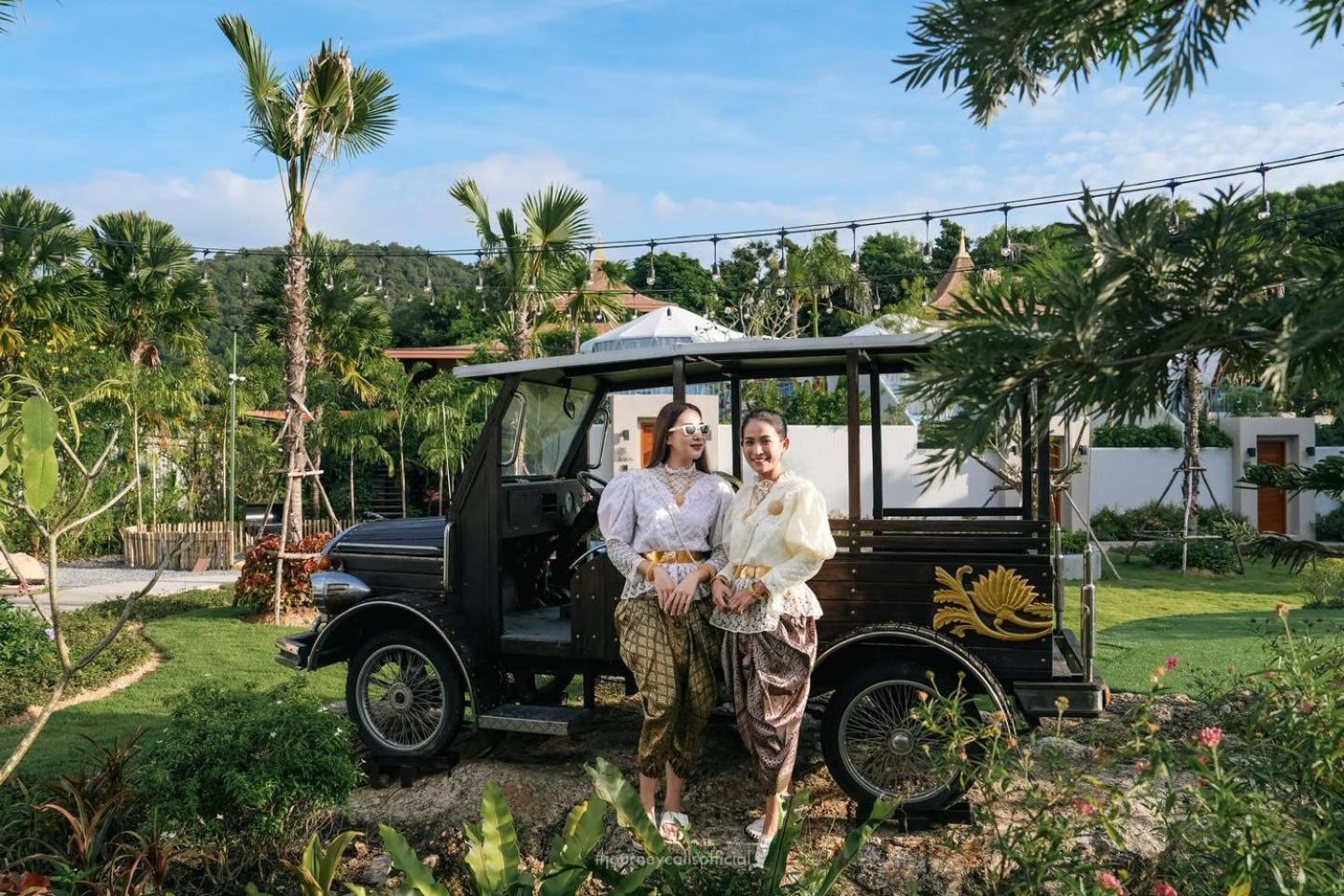Le Resort And Villas Rawai Ngoại thất bức ảnh Thai people in traditional Thai dress