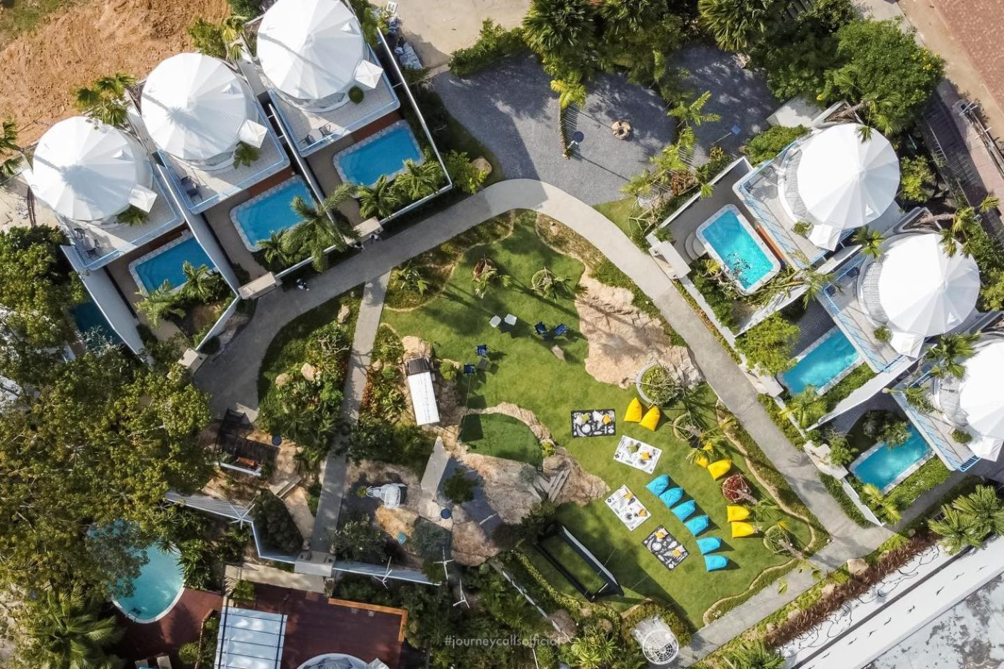Le Resort And Villas Rawai Ngoại thất bức ảnh Aerial view of the resort