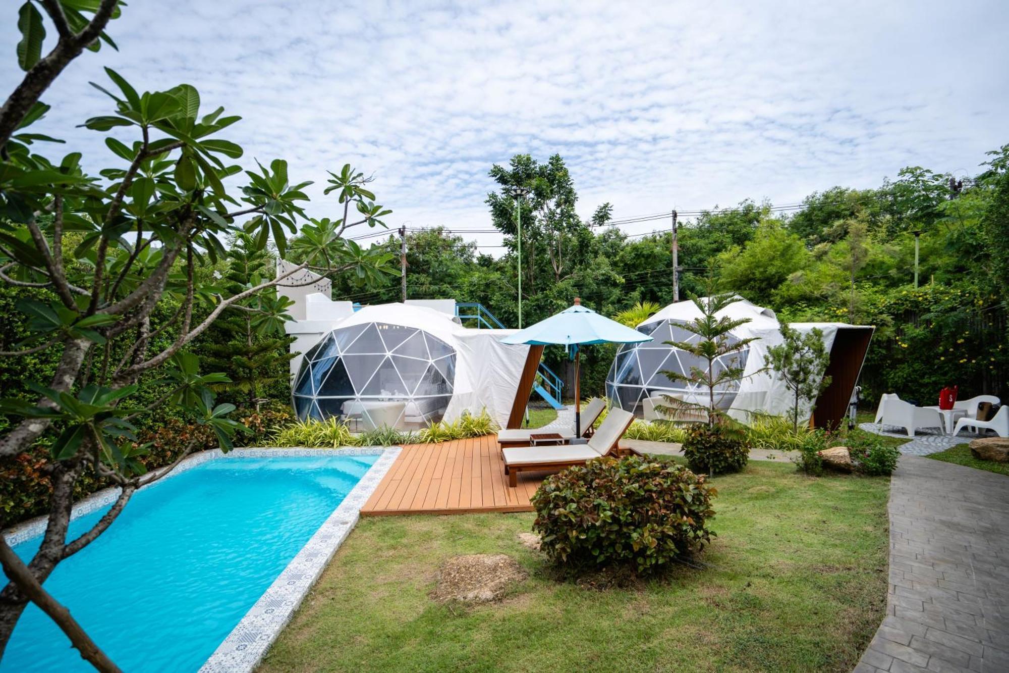 Le Resort And Villas Rawai Ngoại thất bức ảnh The resort's pool and dome bungalows