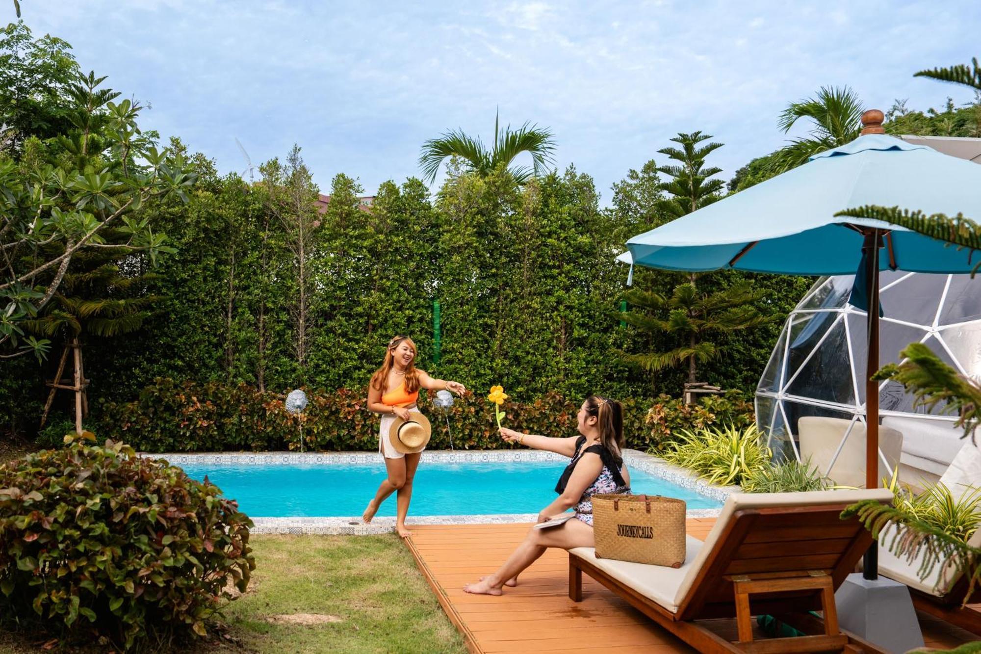 Le Resort And Villas Rawai Ngoại thất bức ảnh A pool at a resort in Phuket, Thailand