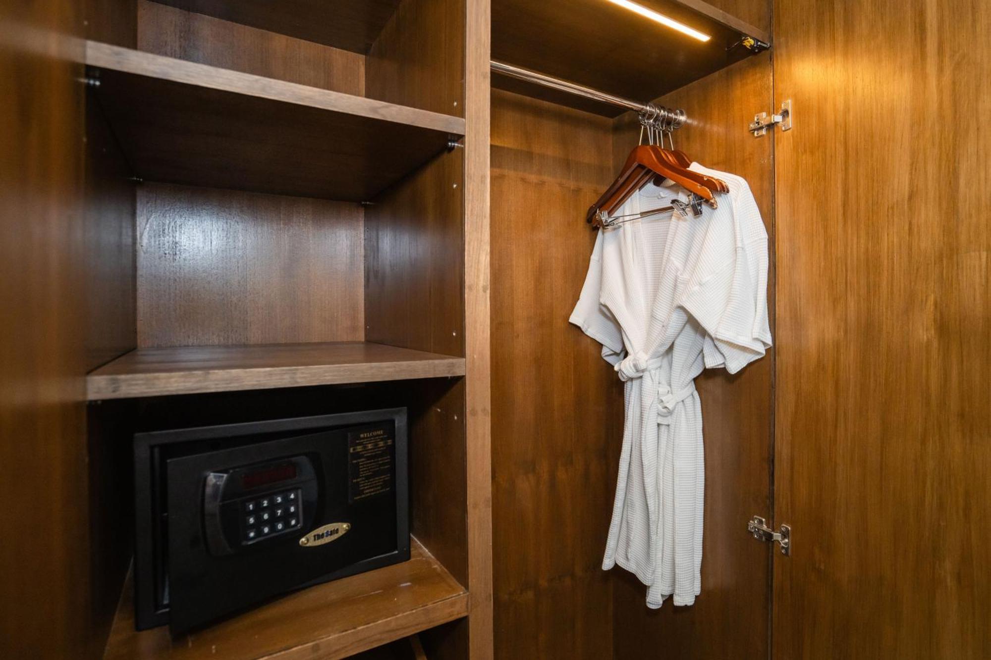 Le Resort And Villas Rawai Ngoại thất bức ảnh A bathrobe hanging in a closet